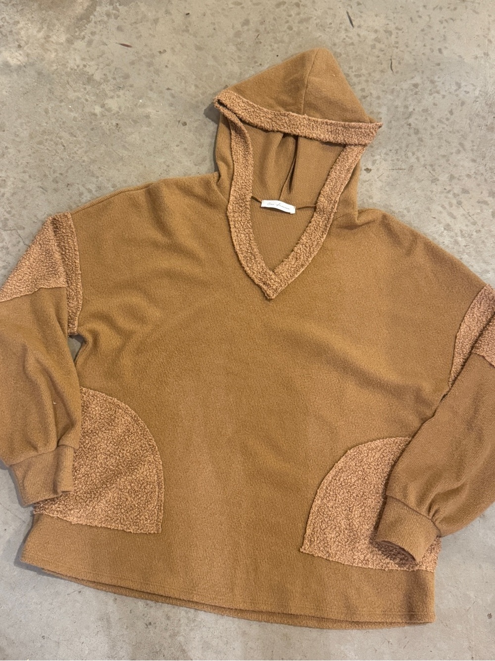 Ces Femme V-Neck Hooded Sweater in Camel Brown